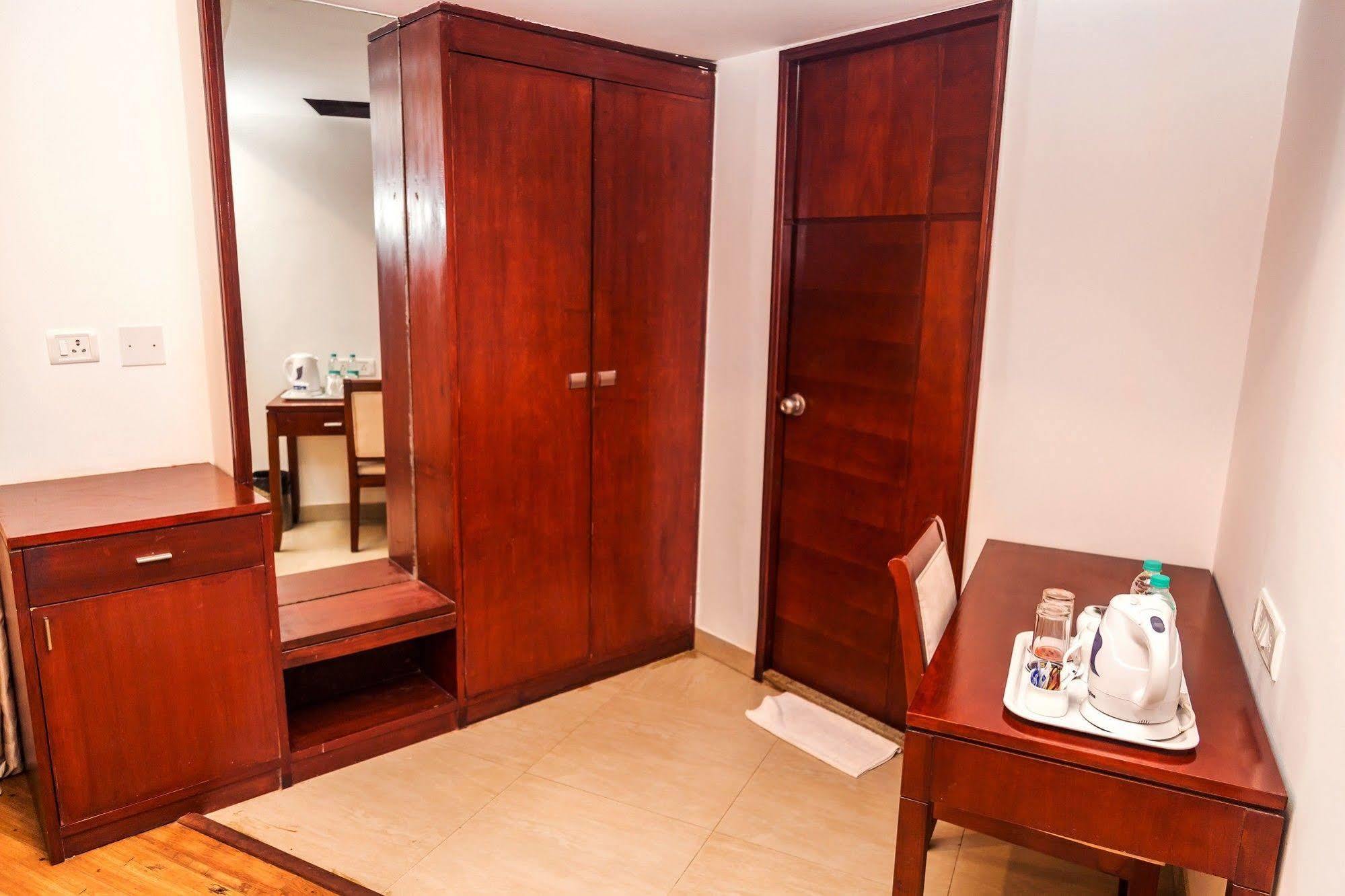 Lotus Park Hotel Bangalore Bagian luar foto
