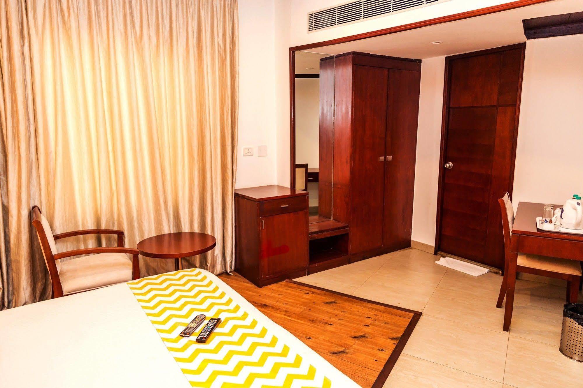 Lotus Park Hotel Bangalore Bagian luar foto