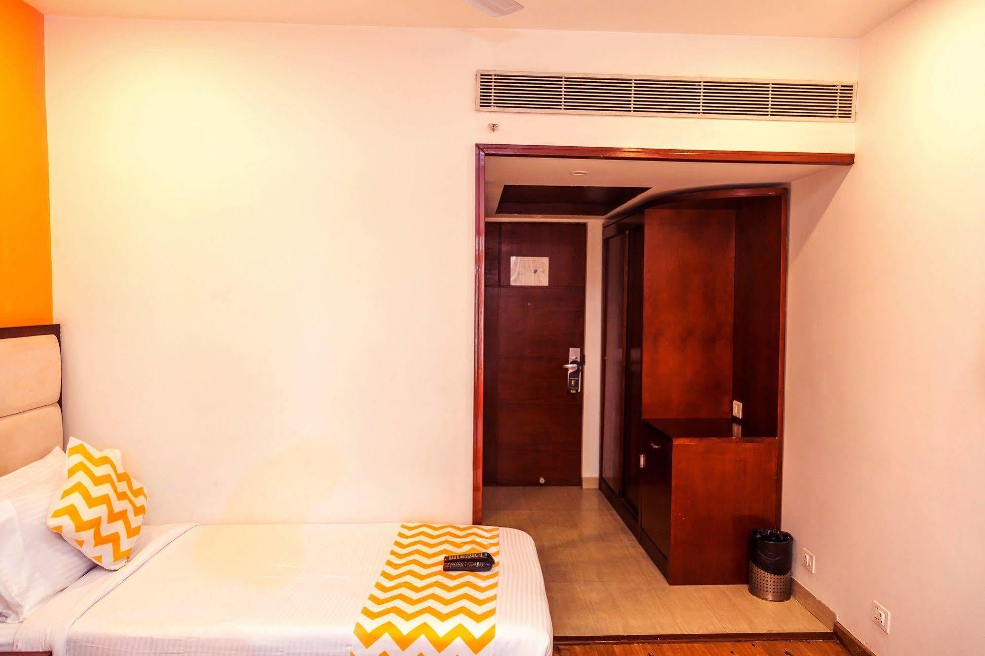 Lotus Park Hotel Bangalore Bagian luar foto