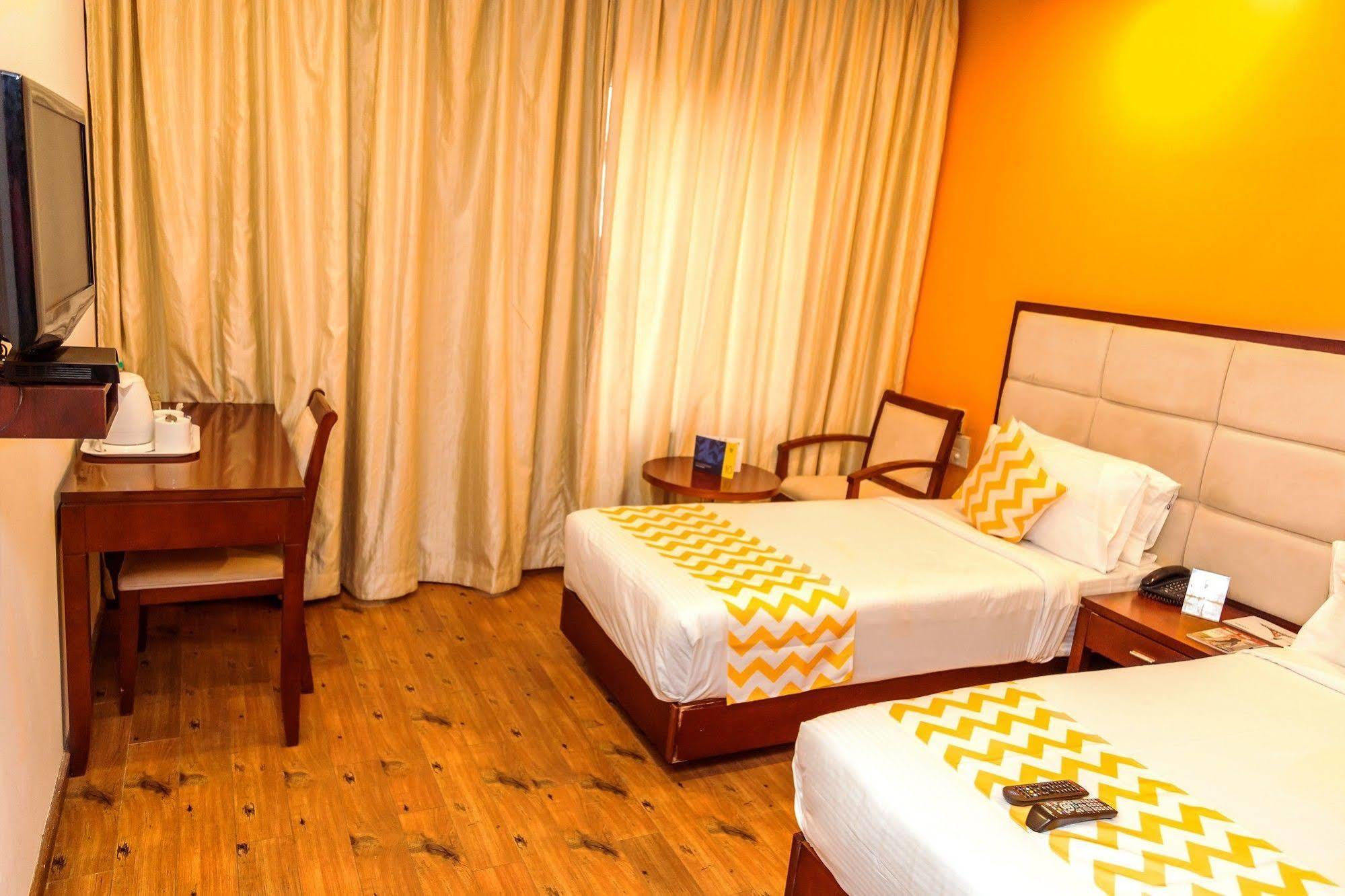 Lotus Park Hotel Bangalore Bagian luar foto